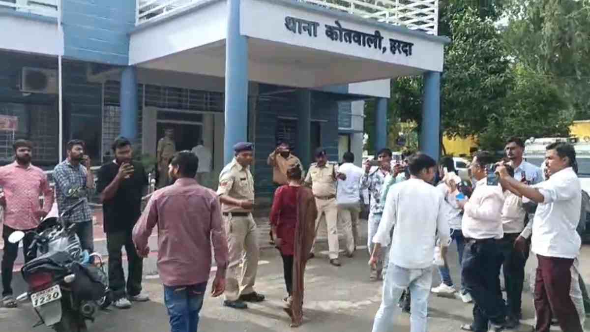 अपहरण मामले में अपडेटः अपह्रत युवक युवती पहुंचे थाने, भीम आर्मी के संभागीय अध्यक्ष को भी थाने में बिठाया