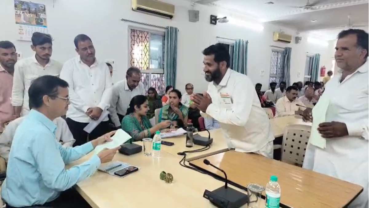 जनसुनवाई में पहुंचे 2 लोग बोले- साहब हम जिंदा हैः हमारे नाम से संबल योजना में 4 लाख निकाल लिए, राशन मिलना भी बंद हो गया