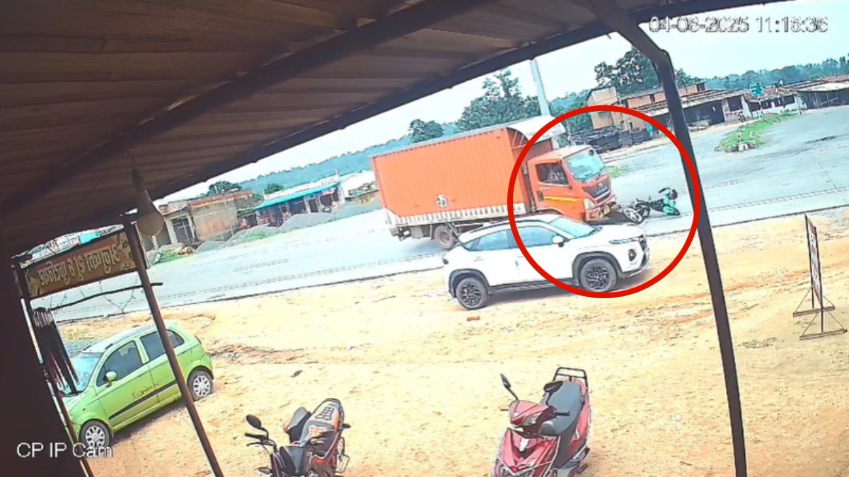 दर्दनाक सड़क हादसा : तेज रफ्तार माजदा ने बाइक सवार को मारी टक्कर, मौके पर हुई मौत, देखें लाइव Video …