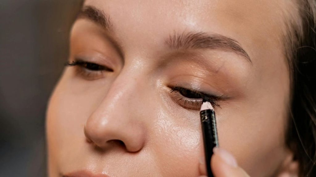 Long-Lasting Kajal Tips