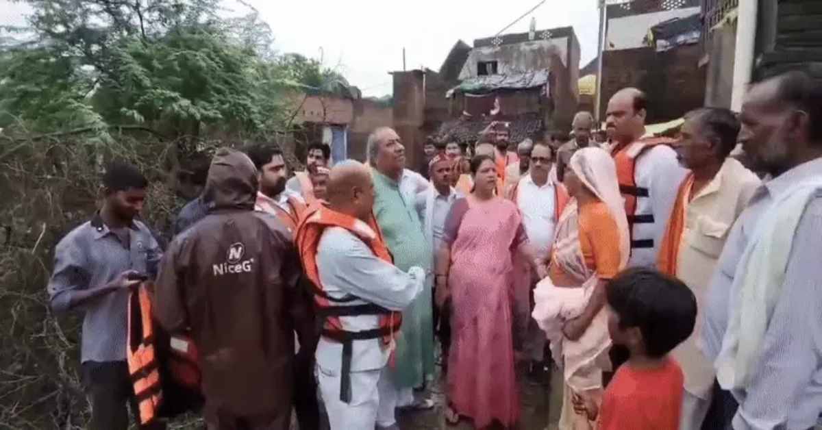 ‘सीधे स्वर्ग जाओगे’… मुसीबत में मंत्री संजय निषाद को सूझ रहा मजाक, जानिए लोगों से मुलाकात कर क्यों कही ये बात?