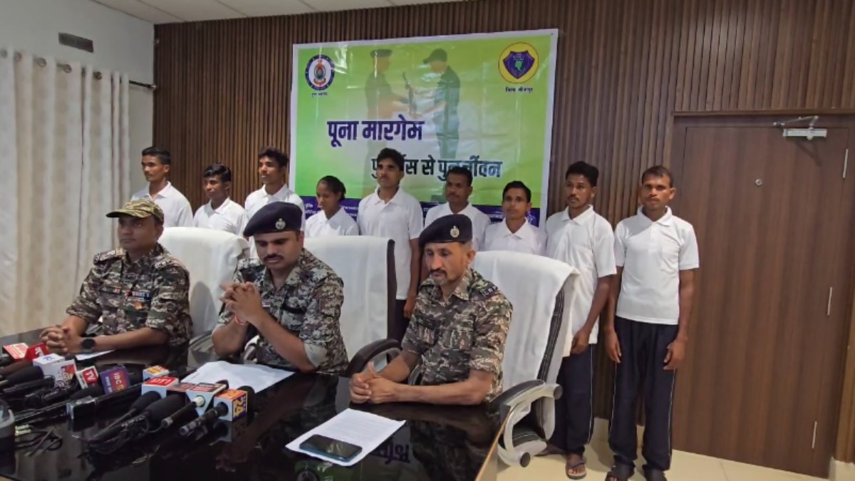 CG News : 24 लाख के 9 इनामी नक्सलियों ने किया सरेंडर, सरकार की नियद नेल्लानार योजना का दिखा असर