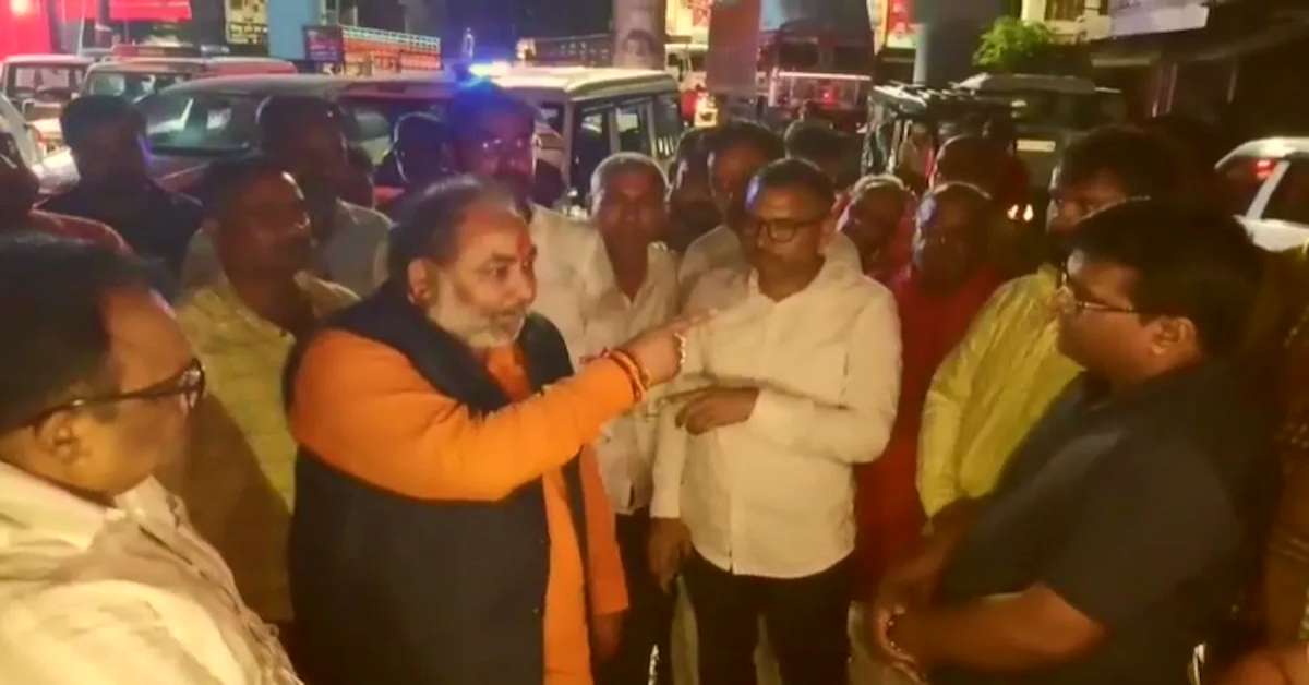 नेता जी को जिंदगी नहीं उद्घाटन जरूरी! बिना अनावरण कराए पुल को शुरू करने पर भड़के मंत्री दयाशंकर सिंह, अधिकारी को हड़काया