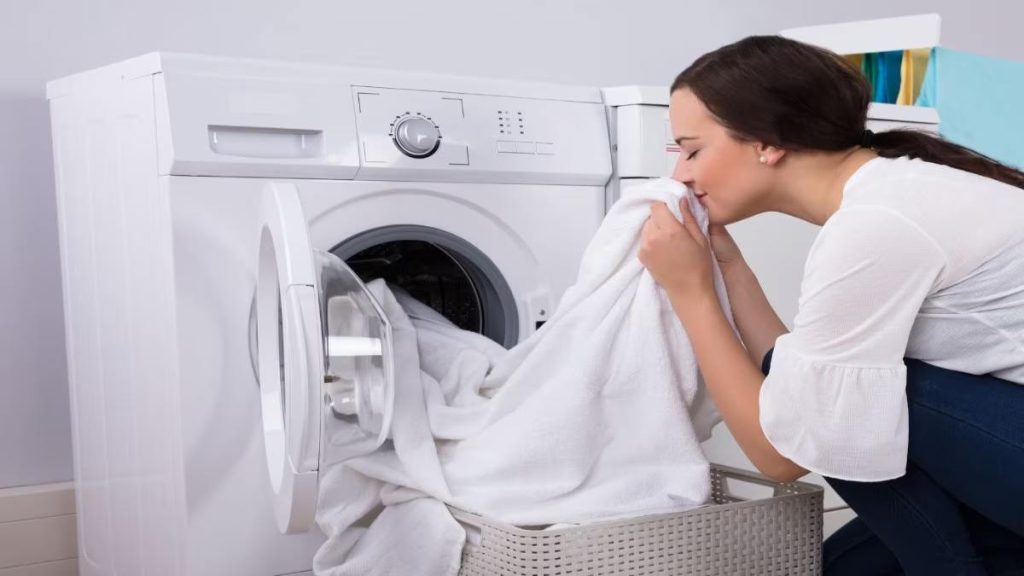 Home Remedy For Cleaning Clothes with Vinegar