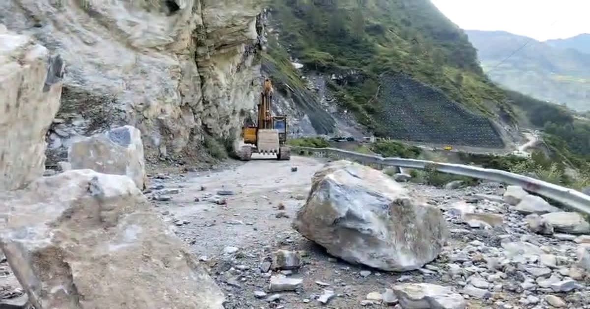 बद्रीनाथ हाईवे पर भूस्खलन, पीपलकोटी के पास बाधित हुई सड़क