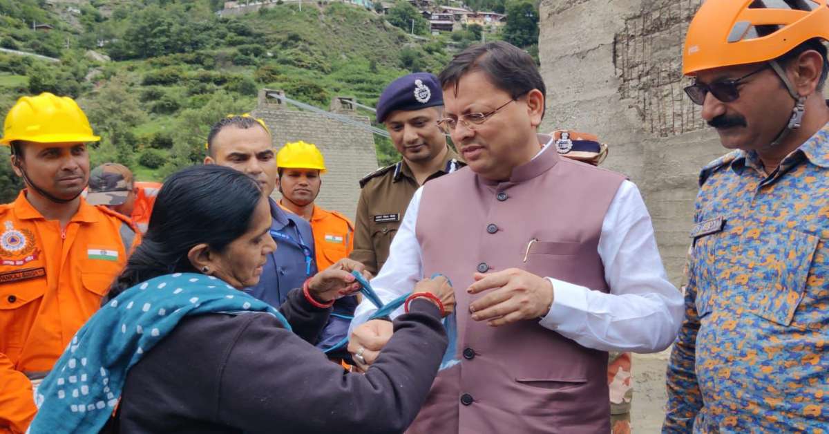 आपदा में ‘भाई’ के हाथ में मजबूती का बंधनः महिला ने साड़ी का टुकड़ा फाड़कर CM धामी के कलाई में राखी के रूप में बांधा, नजारा देख लोग हो गए भावुक