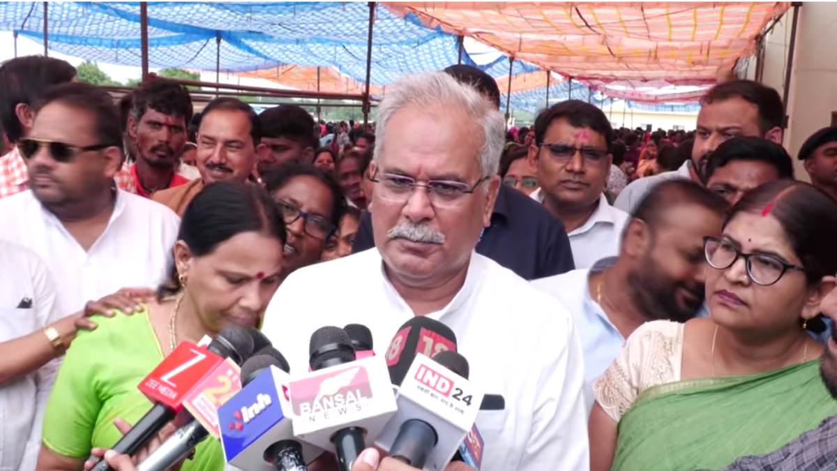धरना स्थल पहुंचे भूपेश बघेल, मितानिनों की हड़ताल का किया समर्थन, कहा – मितानिनों को ठगने का काम कर रही भाजपा