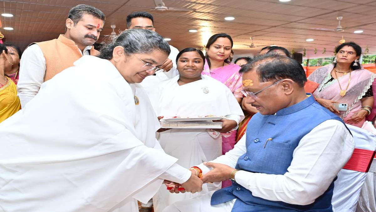 रक्षाबंधन पर मुख्यमंत्री विष्णु देव साय को ब्रह्मकुमारी बहनों ने बांधी राखी