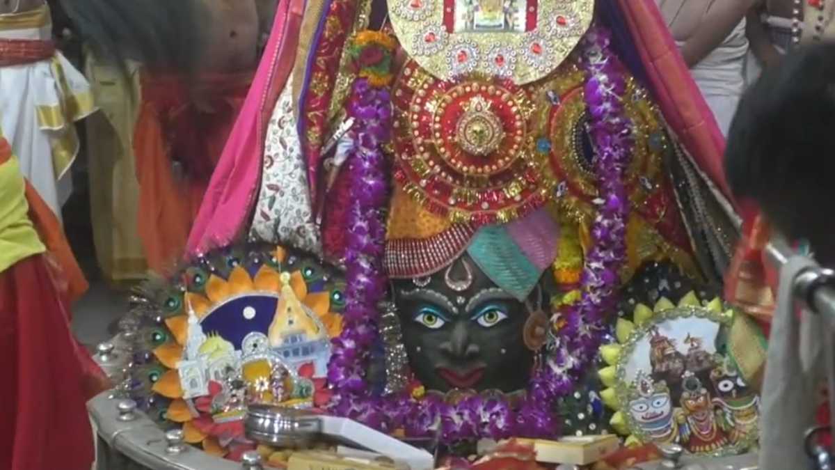 उज्जैन महाकाल मंदिर में रक्षाबंधनः पुजारी परिवार की महिलाओं ने बाबा को बांधी सबसे पहली राखी, लगाया सवा लाख लड्डुओं का महाभोग