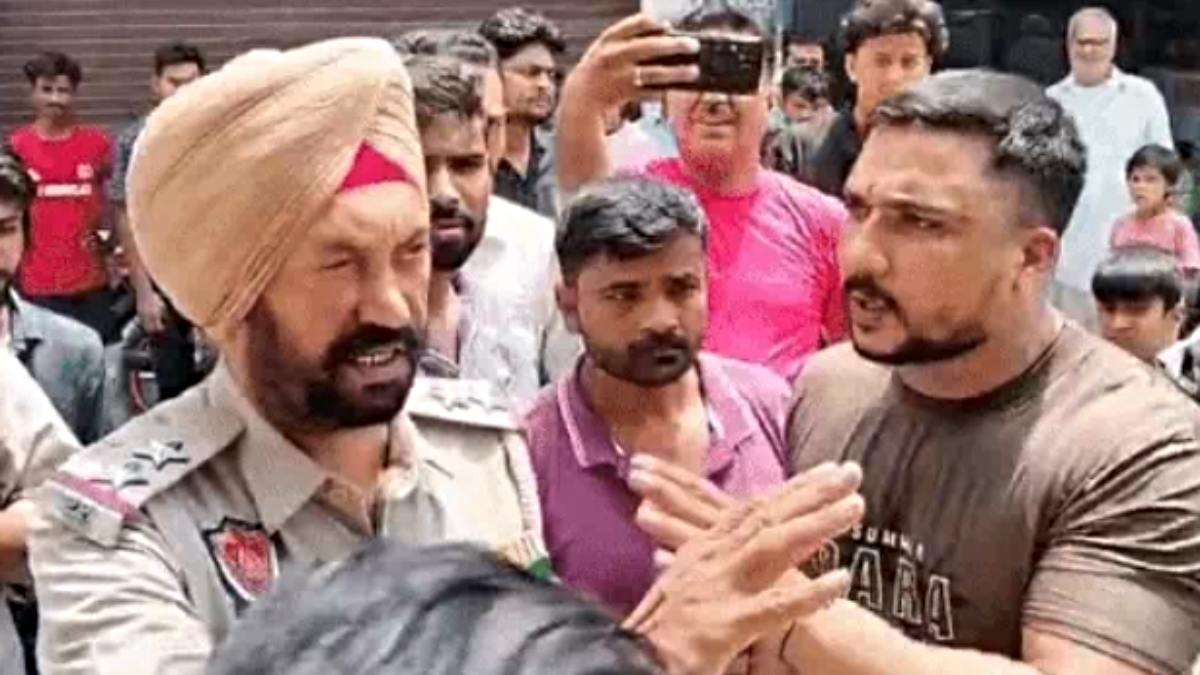 निजी अस्पताल ने डिलीवरी के बाद बच्ची को किया मृत घोषित, परिजन ले गए दफनाने तो चल रही थी सांसें, जानिए फिर क्या हुआ …