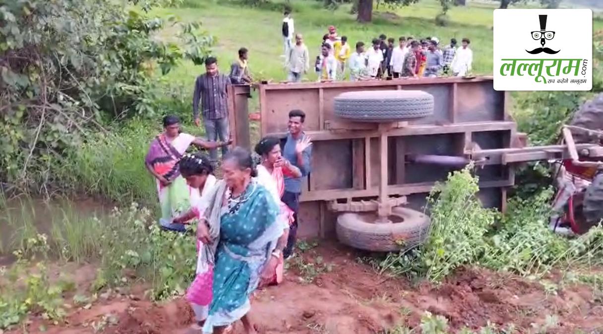 अनियंत्रित होकर सड़क किनारे पलटी ग्रामीणों से भरी ट्रैक्टर: महिला-बच्चे और बुजुर्ग समेत दर्जनभर से ज्यादा लोग हुए घायल, अस्पताल में इलाज जारी