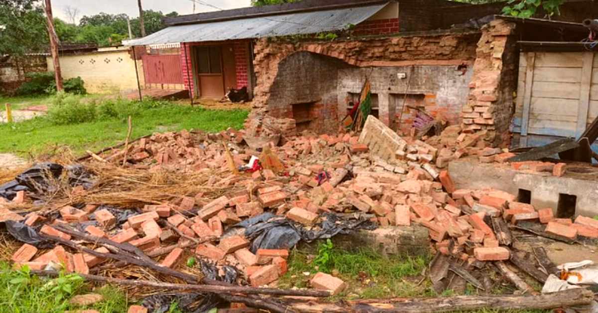बारिश लाई बर्बादीः अचानक भरभराकर गिरा कमरा, मलबे में दबे पति-पत्नी, मंजर देख चीख पड़ा बेटा, जानिए क्या हुआ दोनों का…