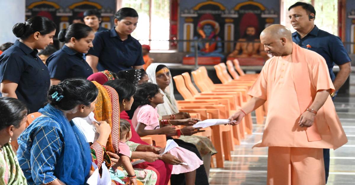 सीएम योगी ने किया ‘जनता दर्शन’ : लोगों की समस्याएं सुन दिया तत्काल निराकरण का निर्देश, योजनाओं का लिया फीडबैक