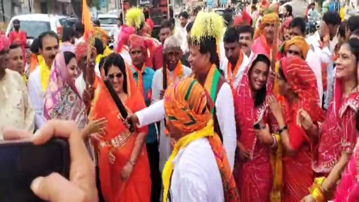 गीतों के साथ किसानों ने अनोखे अंदाज में मनाई भुजरियाः ढोल की थाप पर पारंपरिक नृत्य करते नजर आए विधायक