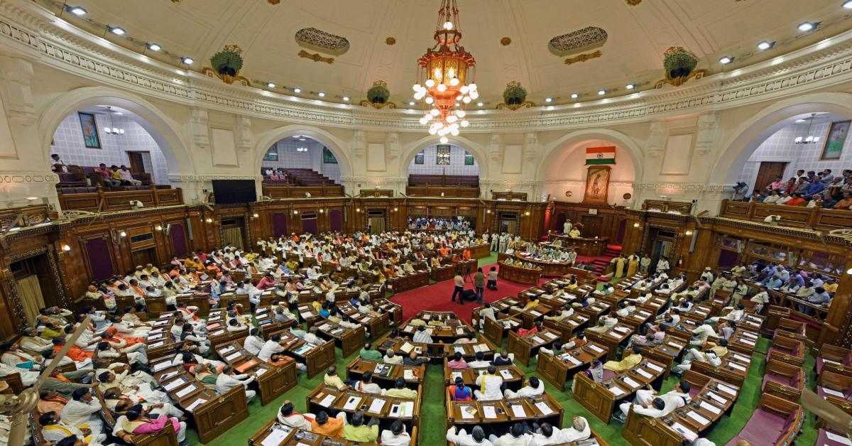 सदन में विपक्ष ने जमकर काटा बवाल : गोरखपुर मामले में नेता प्रतिपक्ष ने कहा- मैं दोषी हूं तो मुझ पर कार्रवाई होनी चाहिए, हंगामे के बीच कल तक के कार्यवाही स्थगित