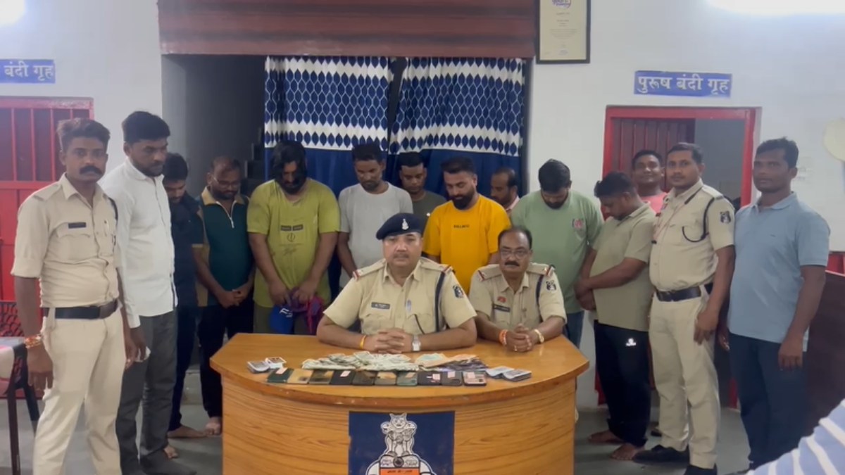 जंगल में सजी जुआ की महफिल में पुलिस ने मारा छापा, 10 जुआरी गिरफ्तार, 83,000 नगदी, 5 बाइक और सामान जब्त