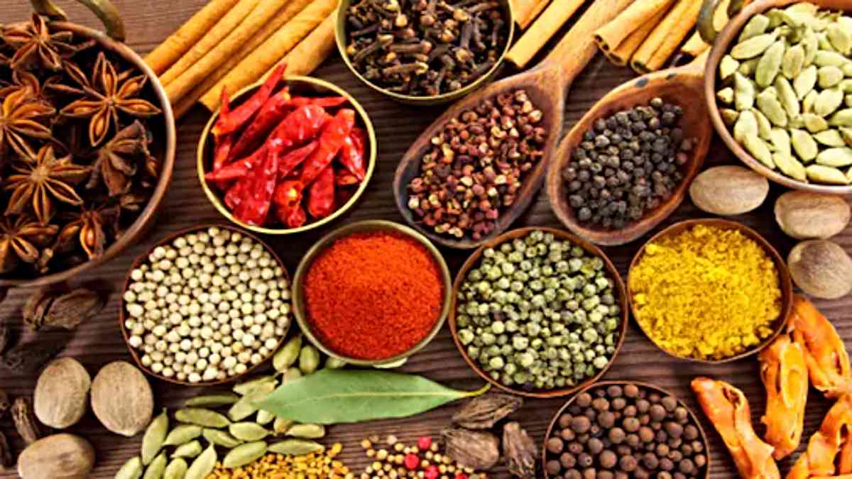 घर पर बनानी हैं रेस्टोरेंट स्टाइल सब्जियां? किचन में रखें ये 7 शाही मसाले