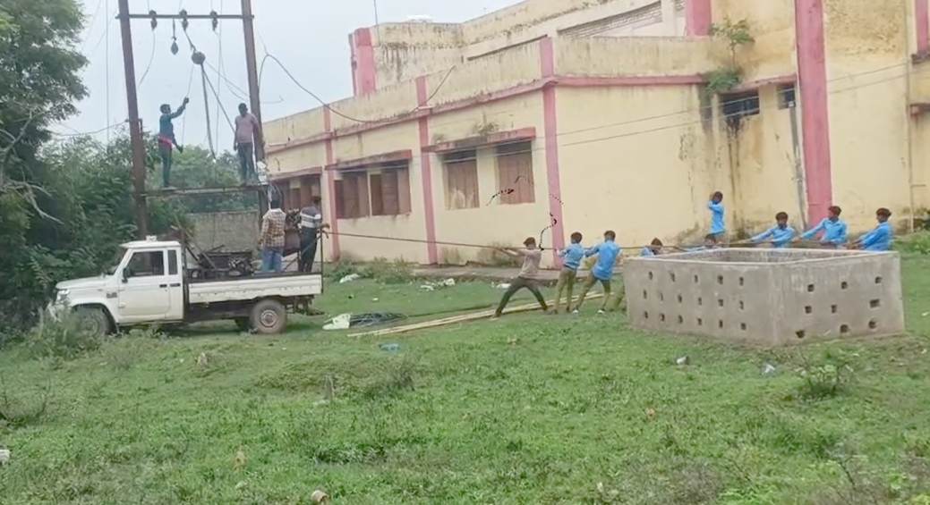 VIDEO : ट्रांसफार्मर लगाने स्कूली बच्चों से खिंचवाई रस्सी, डीईओ बोले – होगी कार्रवाई
