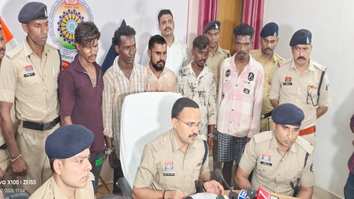 ट्रिपल मर्डर का खुलासा : शराब के नशे में मांगा पैसा, नहीं देने पर चाकू से ताबड़तोड़ वार कर तीन युवकों को उतारा मौत के घाट, 8 आरोपी गिरफ्तार, पुलिस ने निकाला जुलूस