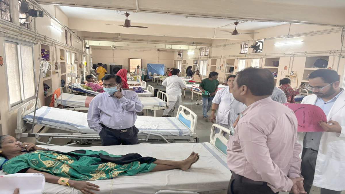 संभाग आयुक्त पहुंचे मेकाहारा और छात्रावास, व्यवस्थाओं का लिया जायजा, हॉस्पिटल की कमियों को तत्काल सुधारने के दिए निर्देश