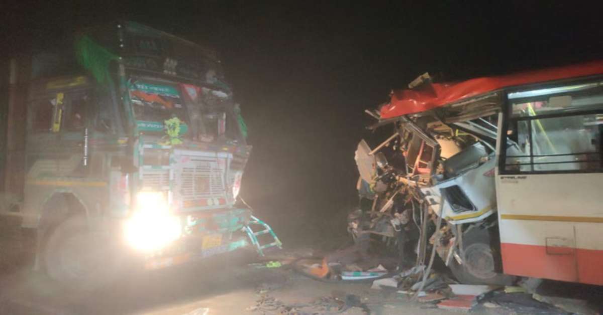 रात के अंधेरे में ‘मौत का कोहराम’: ट्रक से जा भिड़ी यात्रियों से भरी बस, 4 की गई जान, 20 से अधिक लोगों का हाल देख कांप गई लोगों की रूह