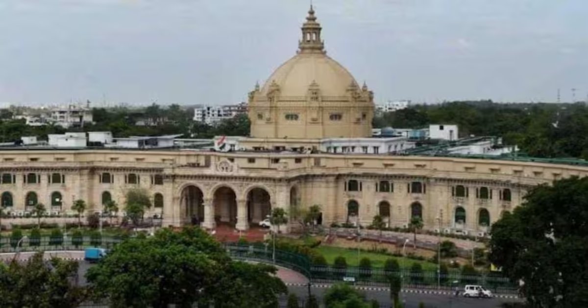 विजन डॉक्यूमेंट पर चर्चा के बीच सपा का प्रदर्शन, विधानसभा परिसर में तख्तियां लेकर धरने पर बैठे विधायक