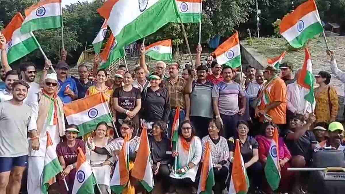 अखंड भारत तिरंगा यात्रा: उफनती नर्मदा नदी में 10 किमी तक यात्रा में बच्चे युवा और बुजुर्ग हुए शामिल