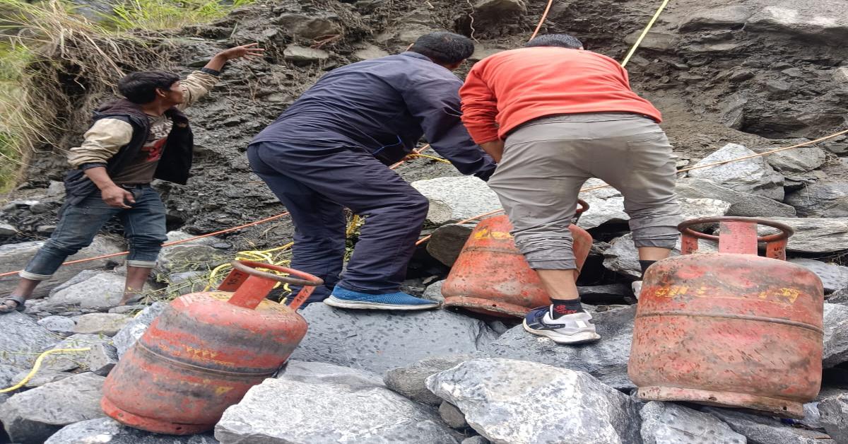 आपदाग्रस्त उत्तरकाशी में कई मार्ग अब भी बाधित, पैदल मार्ग से जरुरतमंदों तक पहुंचाया जा रहा गैस सिलेंडर