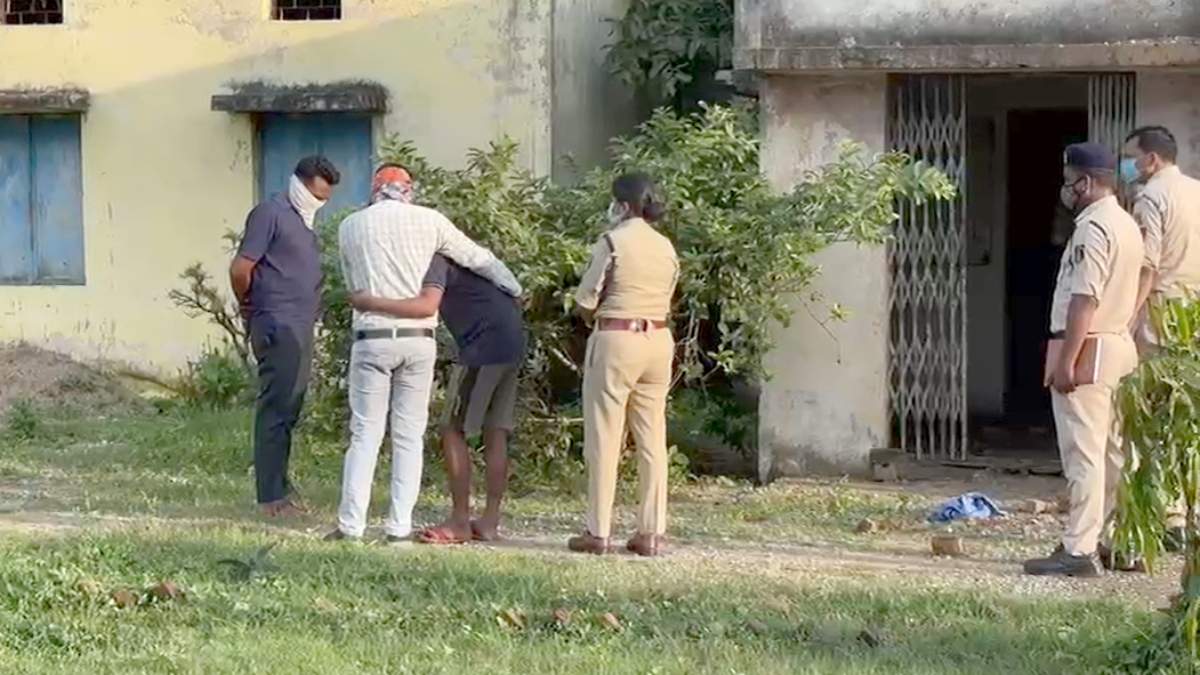 CG News : खंडहर स्कूल में मिली मासूम बच्चे की लाश, 15 दिनों से था लापता, परिजनों ने जताई हत्या की आशंका