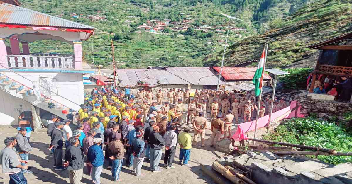 आपदा प्रभावित धराली में देशभक्ति की अलख : समेश्वर देवता मंदिर प्रांगण में किया गया ध्वजारोहण, मृत लोगों के लिए रखा मौन