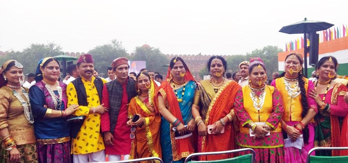 लाल किले में उत्तराखंडी वेशभूषा और संस्कृति ने खींचा लोगों का ध्यान, प्रवासी दल ने किया पारंपरिक परिधानों का प्रदर्शन