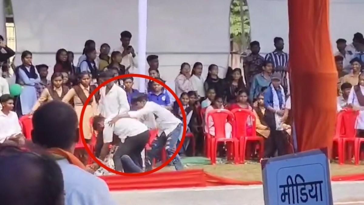 स्वतंत्रता दिवस समारोह में भिड़े युवक, एक दूसरे पर बरसाए मुक्के, देखें वायरल Video…