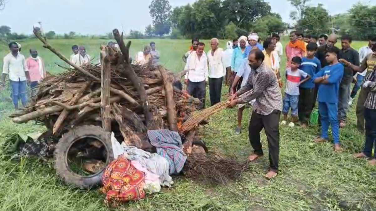 यहां अंतिम सफर भी नहीं आसानः मुक्तिधाम तक सड़क नहीं, मजबूरी में निजी जमीन पर कर रहे दाह संस्कार