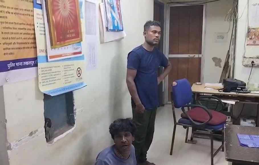 घर में गौ मांस काटते दो युवक गिरफ्तार, हिंदू संगठन में आक्रोश, थाने में गहमागहमी