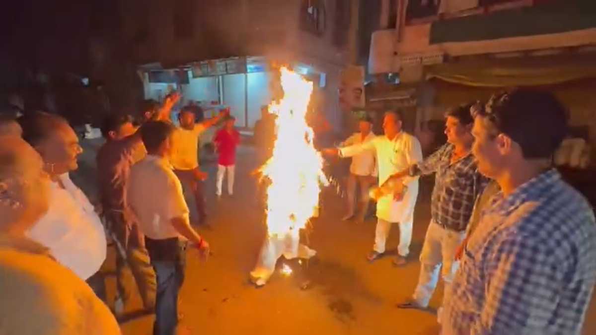 जयवर्धन को जिला अध्यक्ष बनाए जाने का विरोधः PCC चीफ जीतू पटवारी का फूंका पुतला, कांग्रेस में अध्यक्षों की नियुक्ति को लेकर नाराजगी