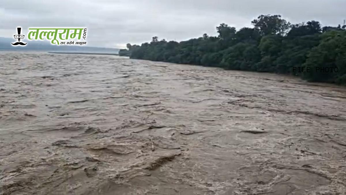 रावी दरिया उफान पर: बाढ़ का बड़ा खतरा, प्रशासन ने इलाके खाली करने का जारी किया अलर्ट