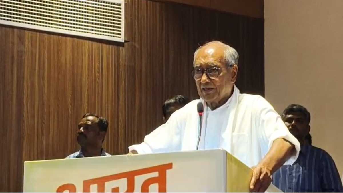 इंदौर में भारत जोड़ो यात्रा पुस्तक का विमोचन: दिग्विजय ने बताया कैसे शुरू हुई थी यात्रा, कांग्रेस महासचिव सत्यनारायण पटेल ने किया लेखन