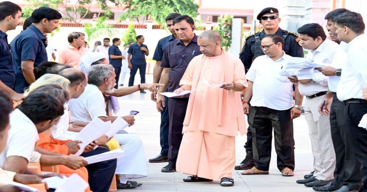 जनता दर्शन : सीएम योगी ने सुनी लोगों की समस्याएं, अधिकारियों को दिए तत्काल निराकरण के निर्देश
