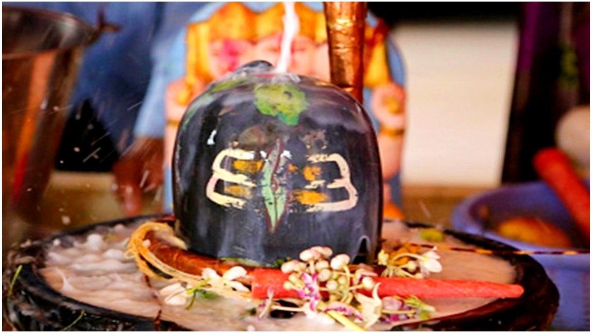 सोमवार को शिवलिंग पर चढ़ाएं ये 7 चीजें, प्रसन्न होंगे भोलेनाथ