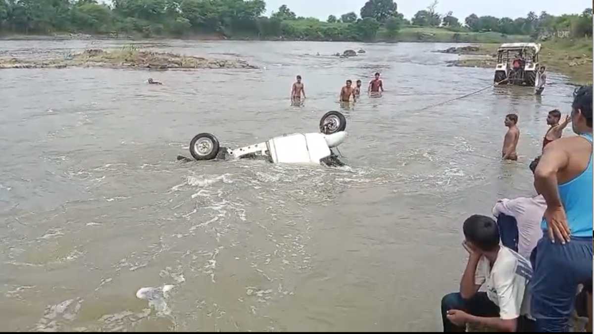 नदी में कागज की तरह बहा ऑटोः ग्रामीणों ने बचाई ड्राइवर की जान, जान जोखिम में डाल कर रहे पुल पार