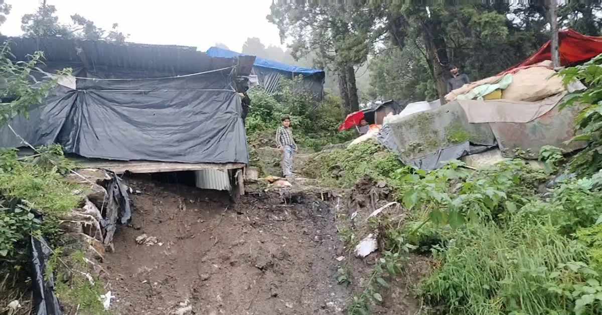 मसूरी में भूस्खलन, मार्ग प्रभावित, एक मकान क्षतिग्रस्त, बाल-बाल बचे लोग