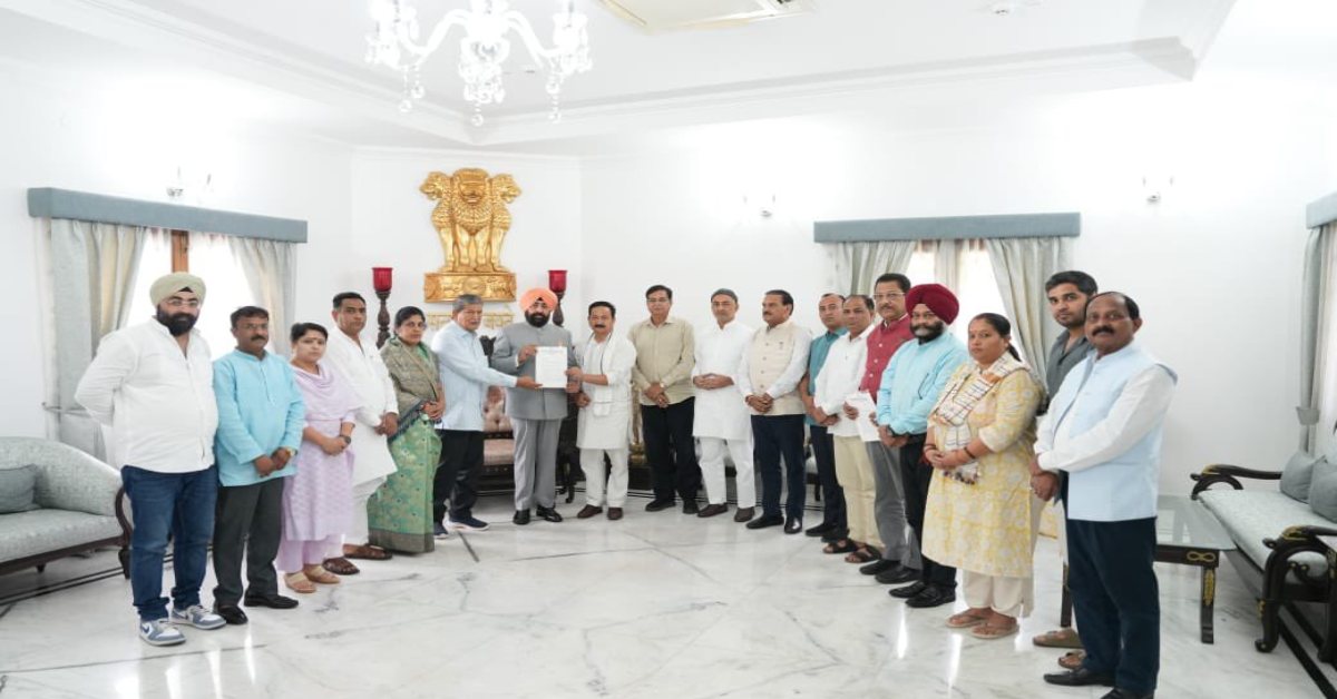 पंचायत चुनावों में 7 महीने के देरी, नियमों की अनदेखी को लेकर कांग्रेस प्रतिनिधिमंडल ने राज्यपाल से की मुलाकात, निर्वाचन आयुक्त बर्खास्त करने की मांग