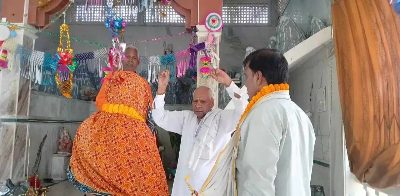 अब तो हद ही हो गई! 50 साल के युवक पर दिल हार बैठी 2 बच्चों की मां, पति ने खुद करा दी पत्नी की शादी, हैरान कर देगा मामला