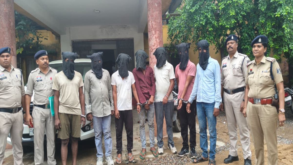 चलती गाड़ियों को रोककर लूट करने वाले गिरोह का भंडाफोड़, पुलिस ने ओडिशा से 7 आरोपियों को किया गिरफ्तार, 1.56 करोड़ की संपत्ति जब्त