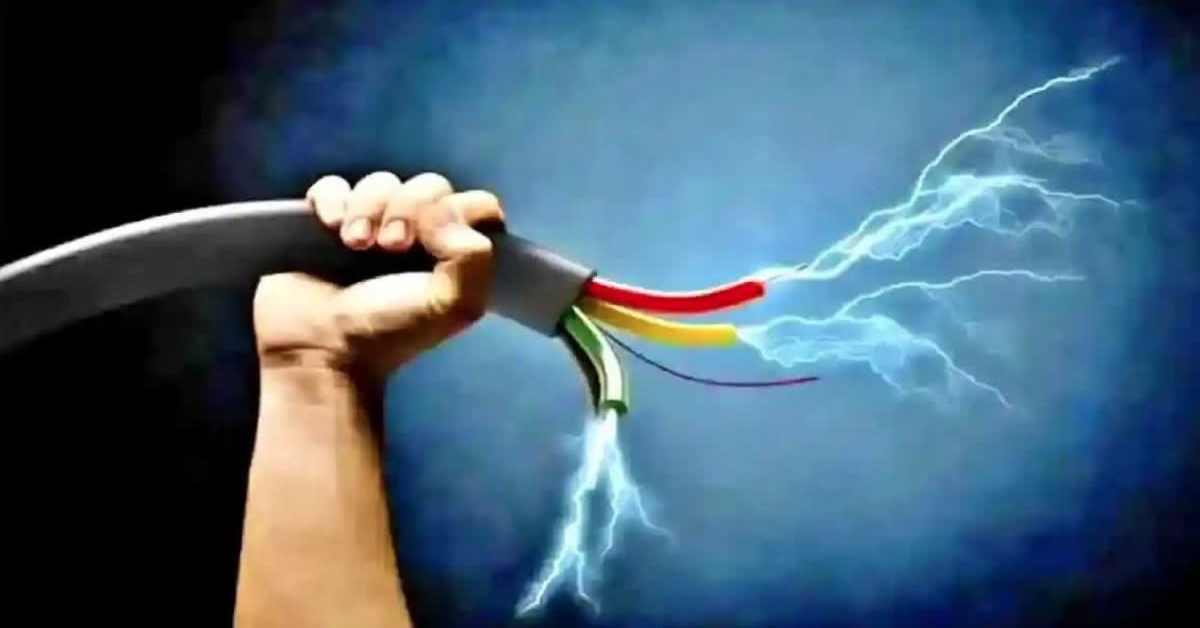 मूर्ति विसर्जन के दौरान बड़ा हादसा: धार्मिक झंडा हाईटेंशन लाइन से टकराया, करंट लगने से दर्जनभर लोग…