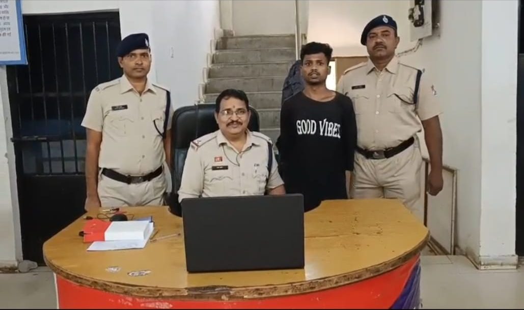 हसदेव एक्सप्रेस में डंडा मारकर यात्री का मोबाइल छीना, शिकायत पर RPF ने आरोपी को दबोचा