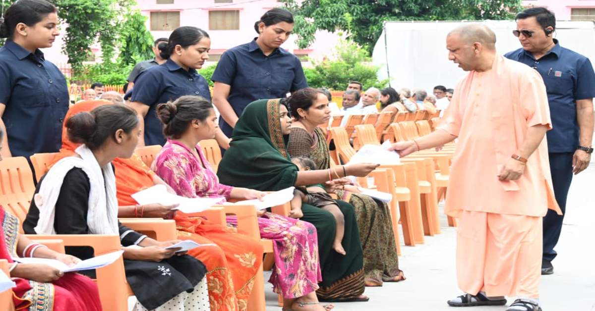 आगरा से हैं आप? जनता दर्शन में सीएम ने महिला से पूछा पता, मकान से जुड़ी समस्या सुन दिया ये जवाब