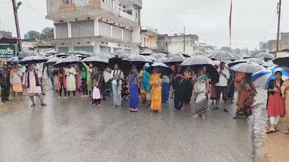 सड़क चौड़ीकरण के लिए चक्काजाम : बरसते पानी के बीच ग्रामीणों ने किया प्रदर्शन, राहगीरों को आने-जाने में हुई परेशानी