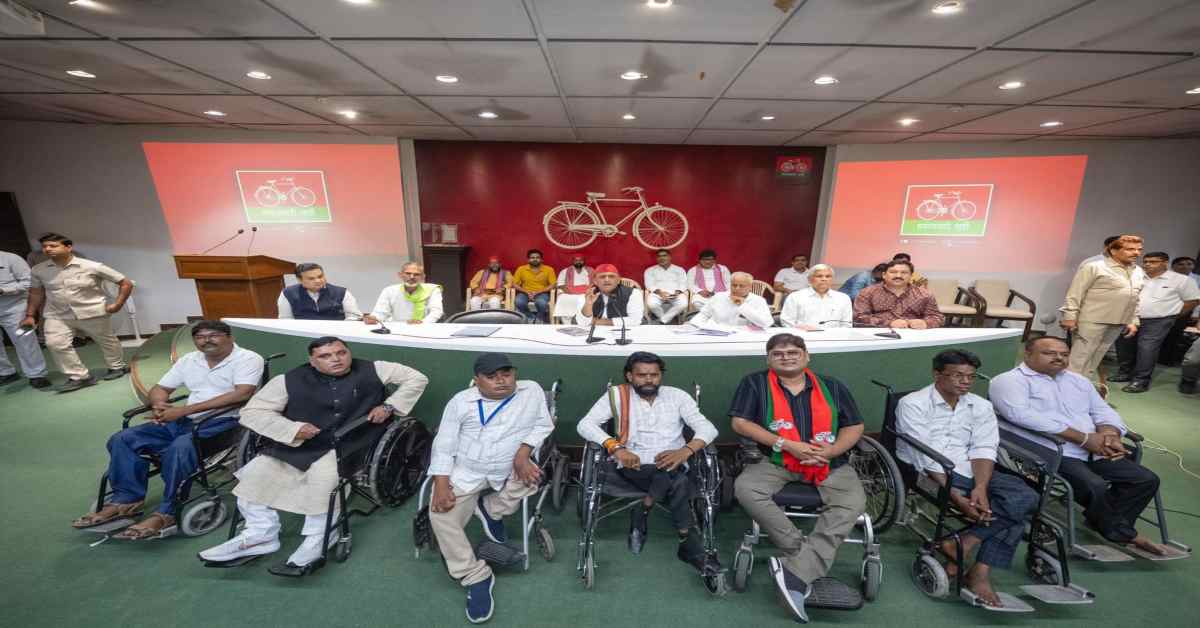 सो रही UP सरकार! अपनी समस्या लेकर अखिलेश यादव से मिलने पहुंचे दिव्यांगजन, सपा नेता ने सरकार को घेरते हुए किया बड़ा वादा