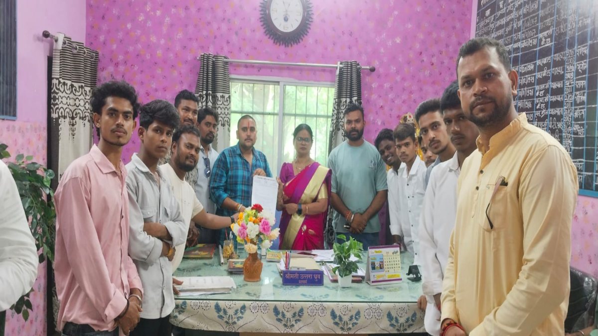 सरकारी स्कूल में अवैध शुल्क वसूली को लेकर बवाल, NSUI के साथ छात्रों और अभिभावकों ने जमकर किया प्रदर्शन